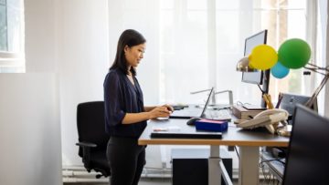 Adopter les bureaux assis-debout : quels avantages pour les entreprises ?