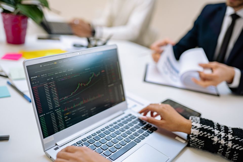 Qu’est-ce qui attire les nouveaux traders vers le monde du trading
